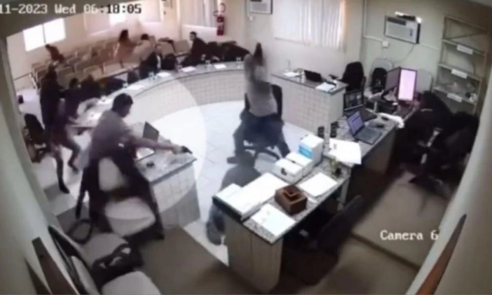 Βραζιλία: Προβόλησε 6 φορές τον δολοφόνο του πατέρα του μέσα σε δικαστήριο και αυτός έζησε (βίντεο)